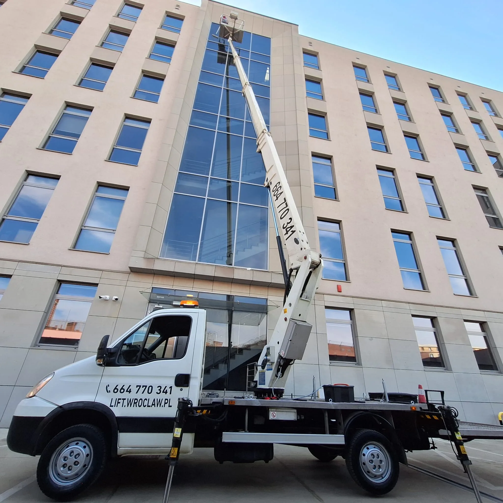 Wynajem podnośników koszowych Wrocław i okolice LIFT WROCLAW