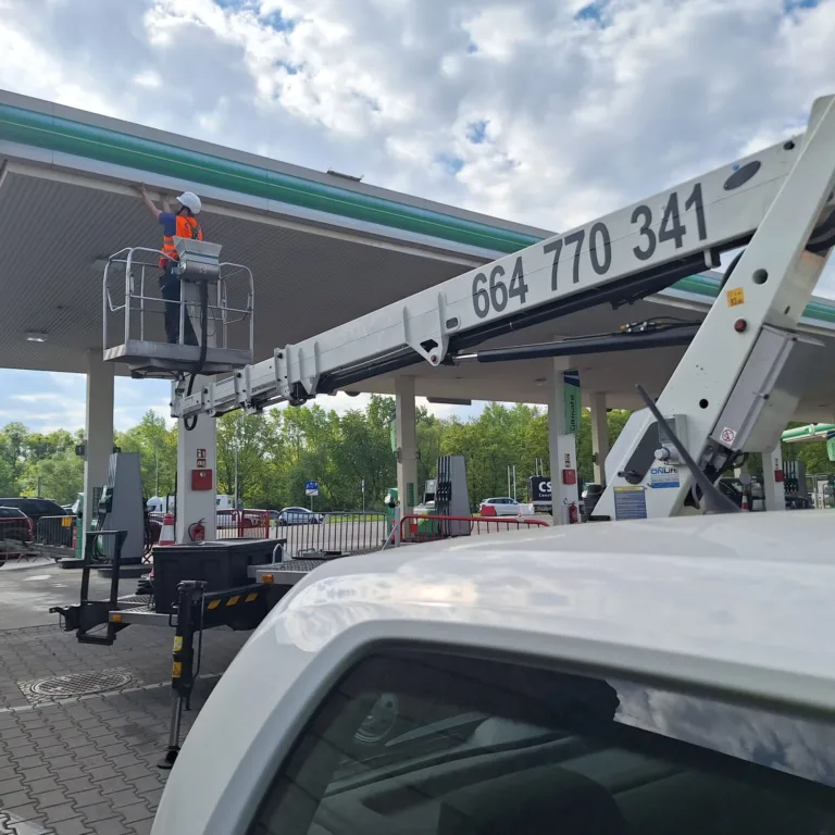 Read more about the article Prace przy elewacji z podnośnika koszowego