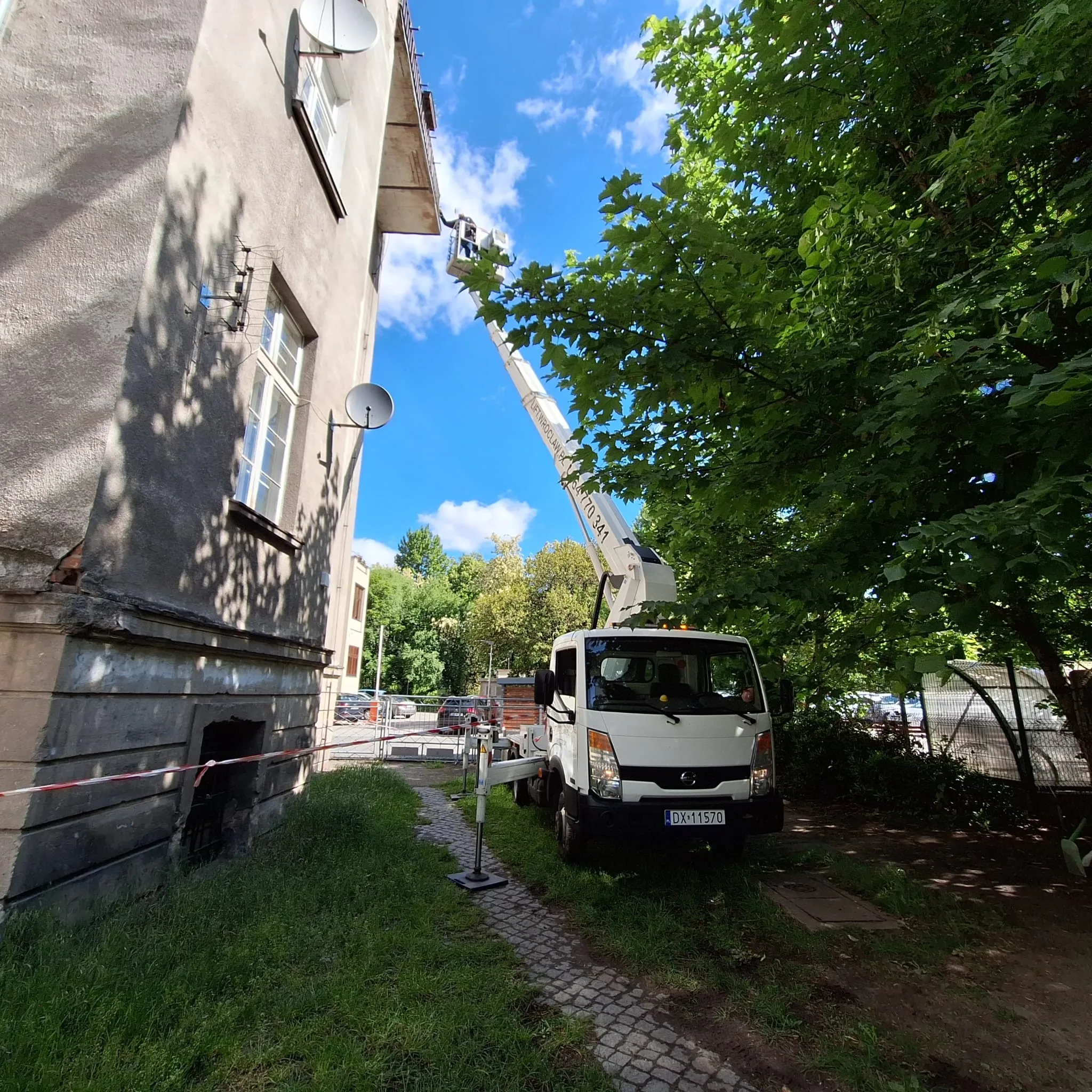 prace elewacyjne z podnośnika koszowego