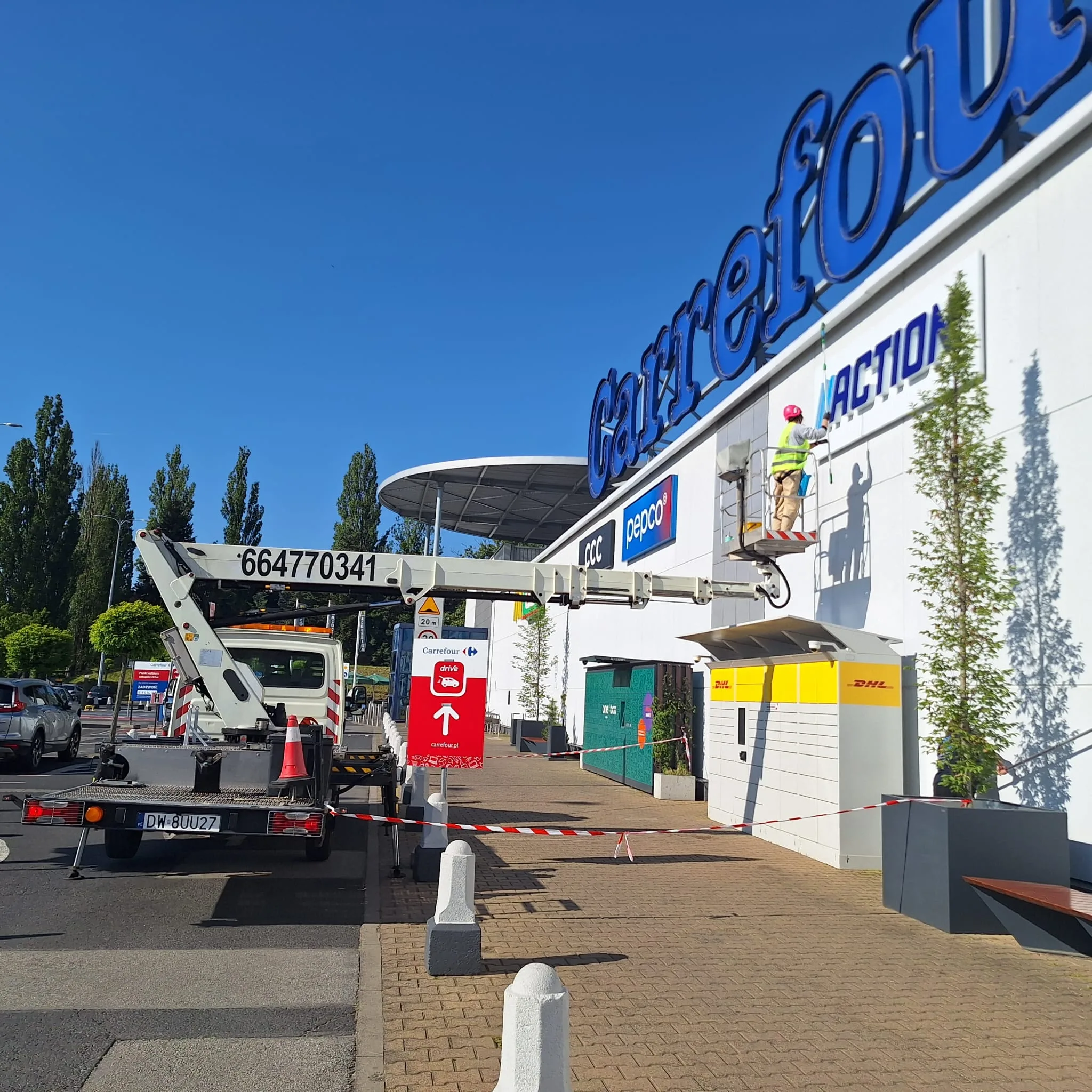 Read more about the article Mycie powierzchni reklamowych z podnośnika koszowego
