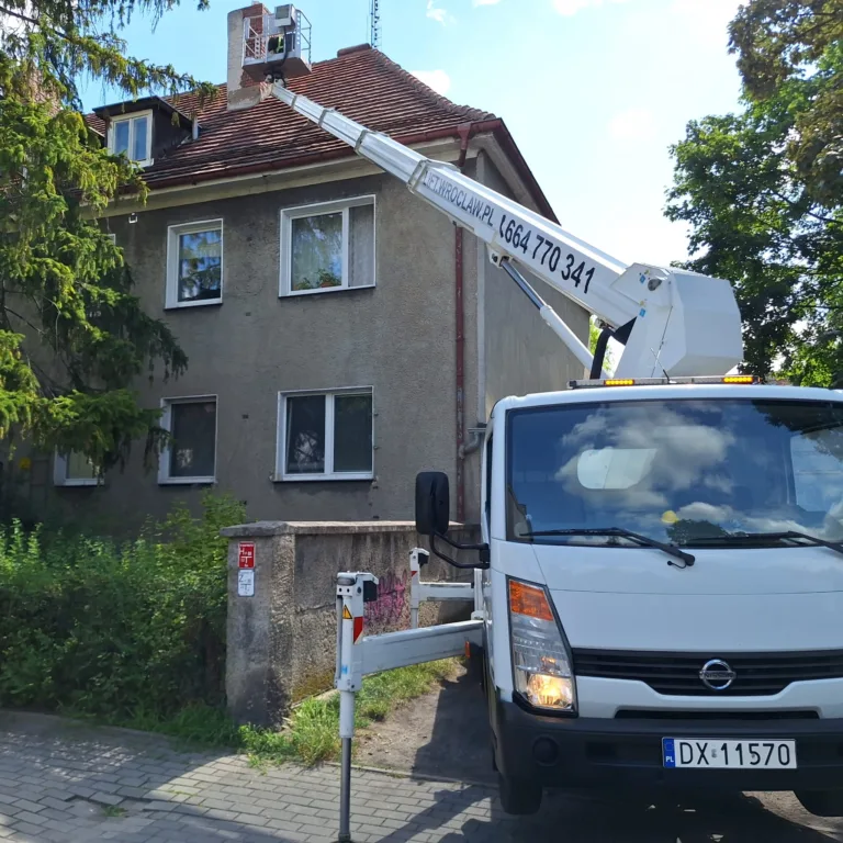 Read more about the article Prace przy kominie z podnośnika koszowego