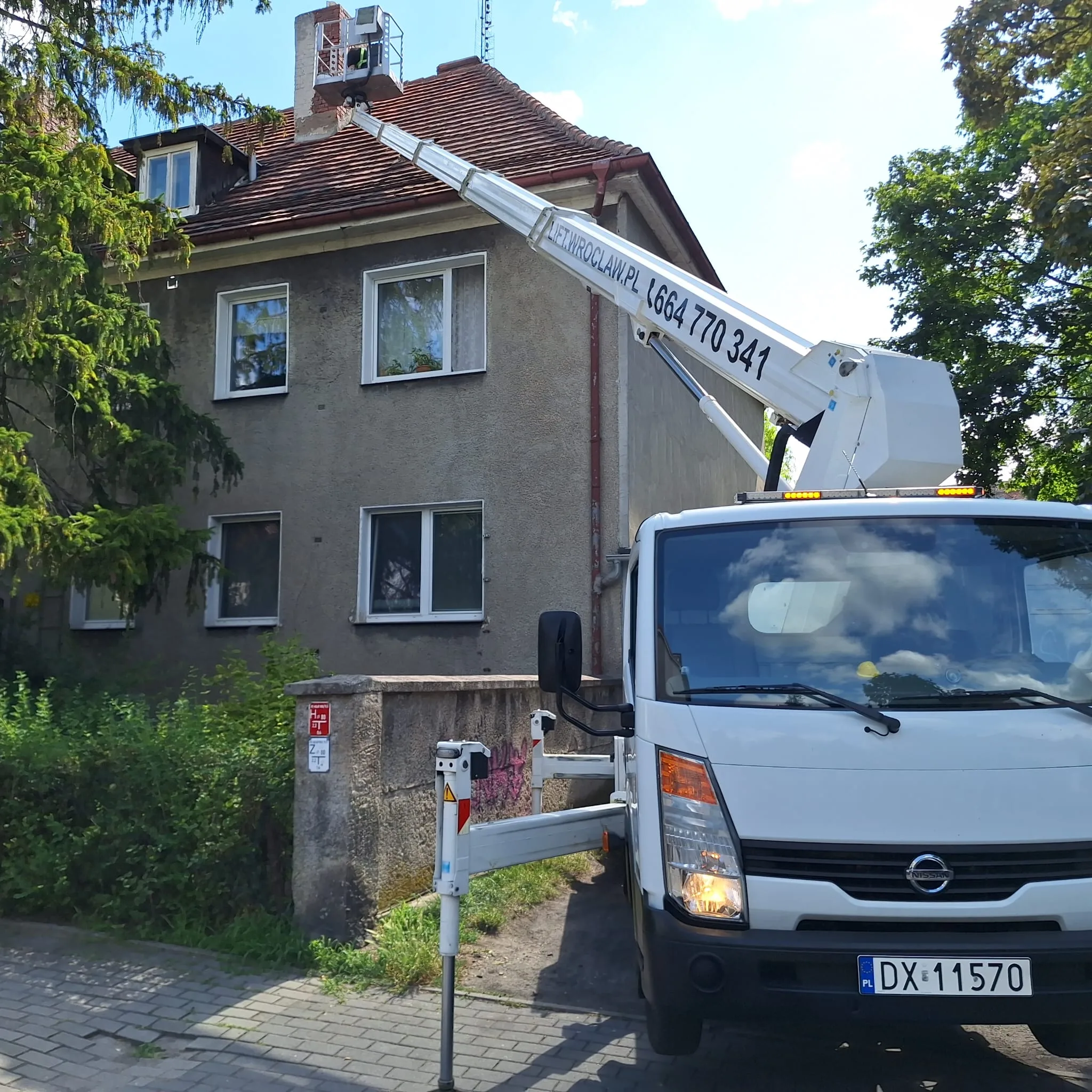You are currently viewing Prace przy kominie z podnośnika koszowego
