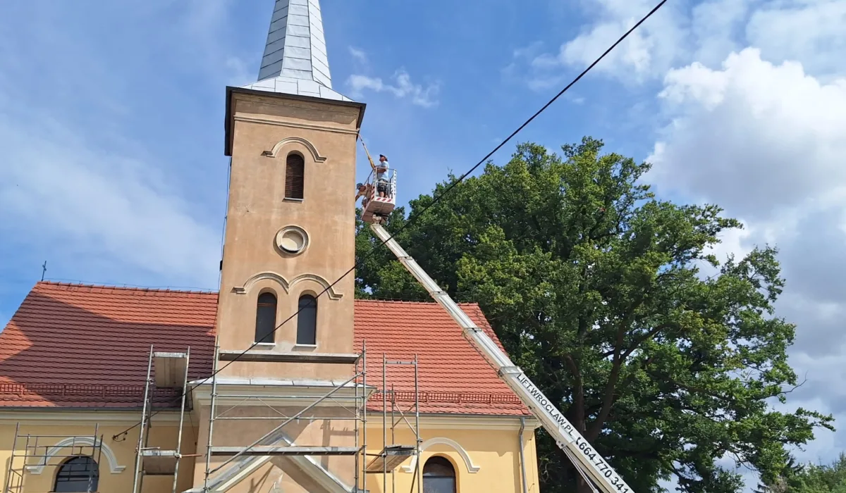 Malowanie wieży kościoła