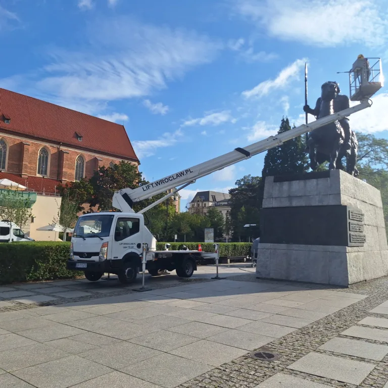 Mycie pomników Arlekina i Bolesława Chrobrego z naszej zwyżki LIFT WROCLAW