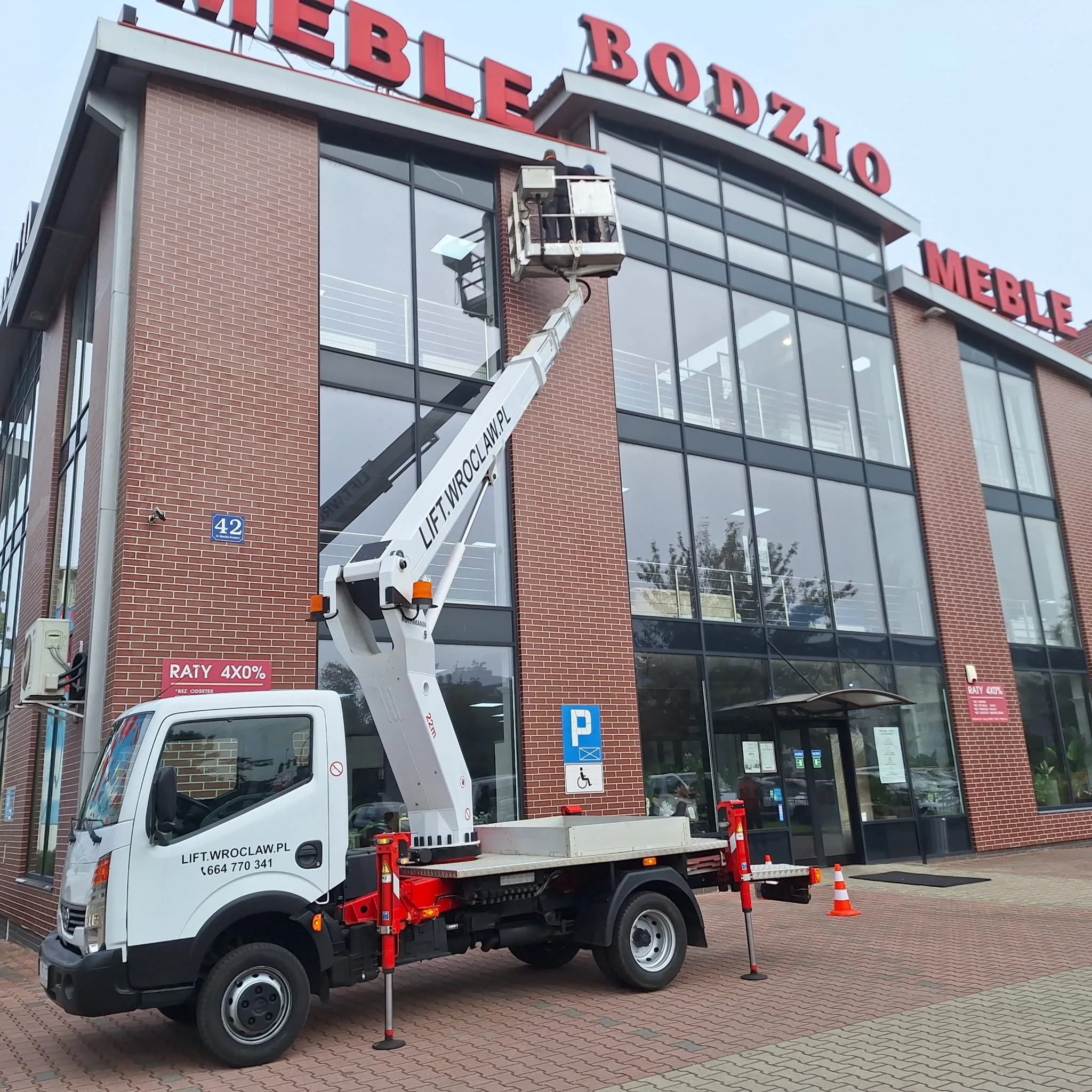 Kiedy warto wynająć podnośnik koszowy z operatorem