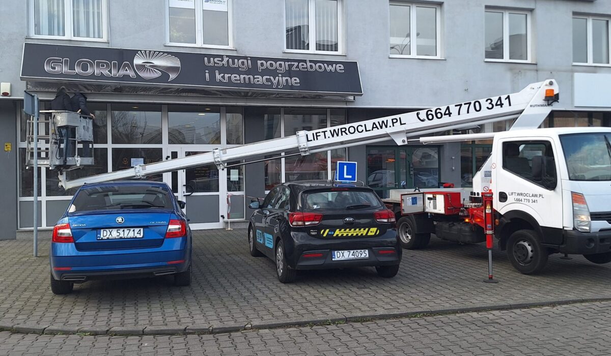 Podnośnik koszowy z operatorem