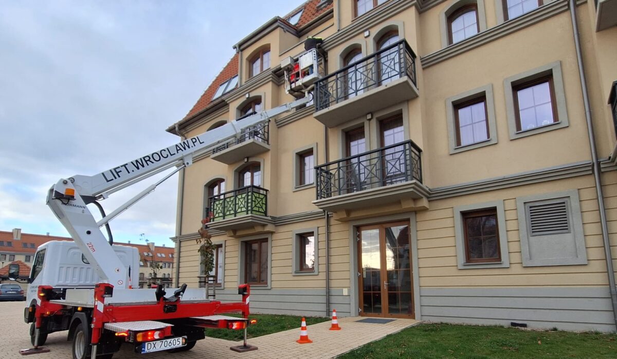 Prace gwarancyjne przy budynkach z wykorzystaniem podnośników koszowych