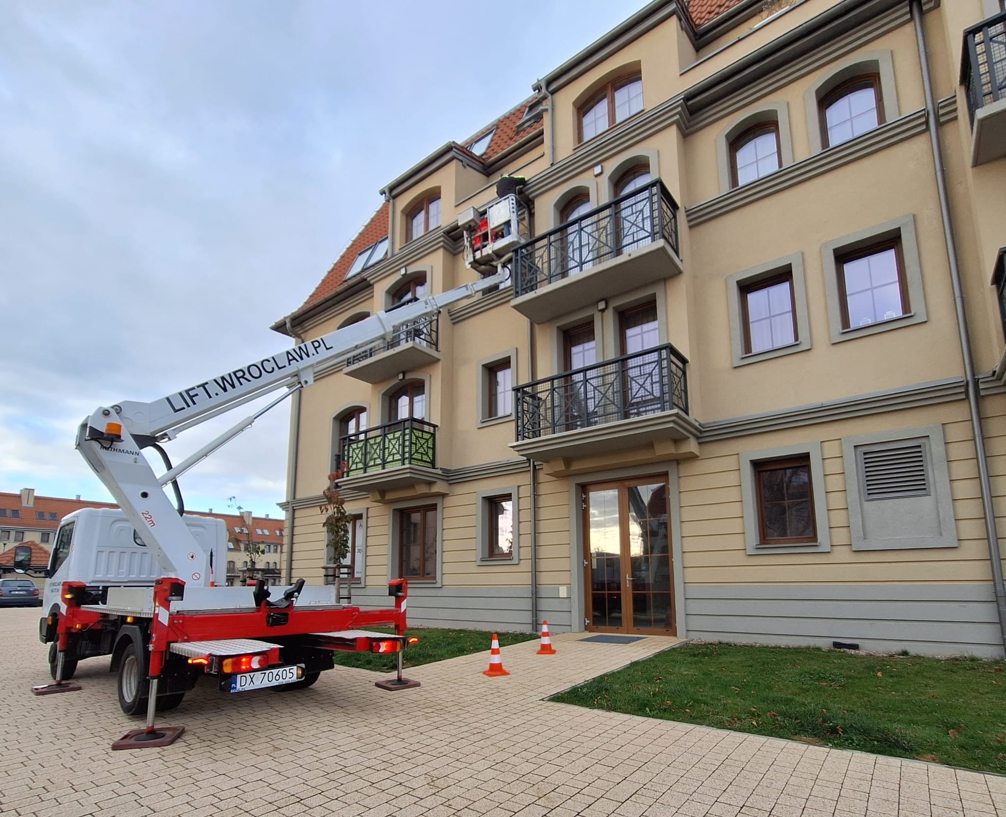 Read more about the article Prace gwarancyjne przy budynkach z wykorzystaniem podnośników koszowych