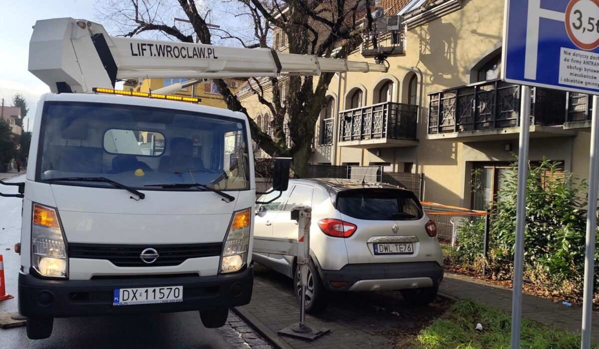 Jak wybrać odpowiedni podnośnik koszowy do pracy na wysokości?