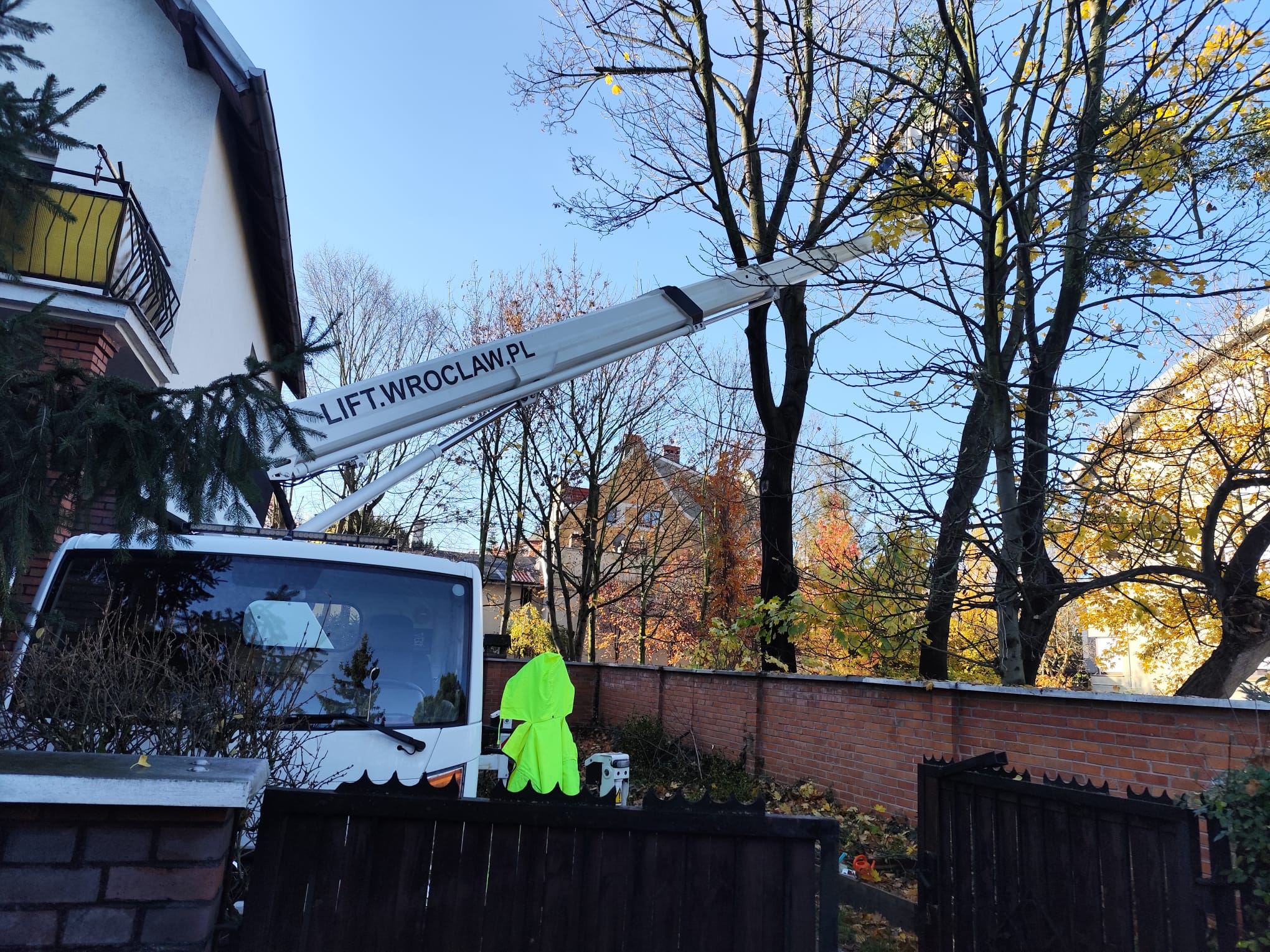 You are currently viewing 10 rzeczy, które musisz wiedzieć przed wynajmem podnośnika koszowego