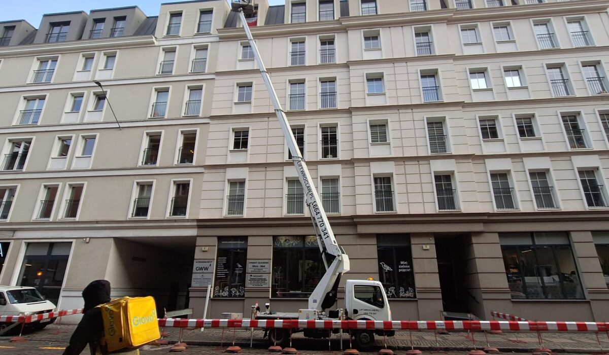 Opierzanie dachu z podnośnika koszowego