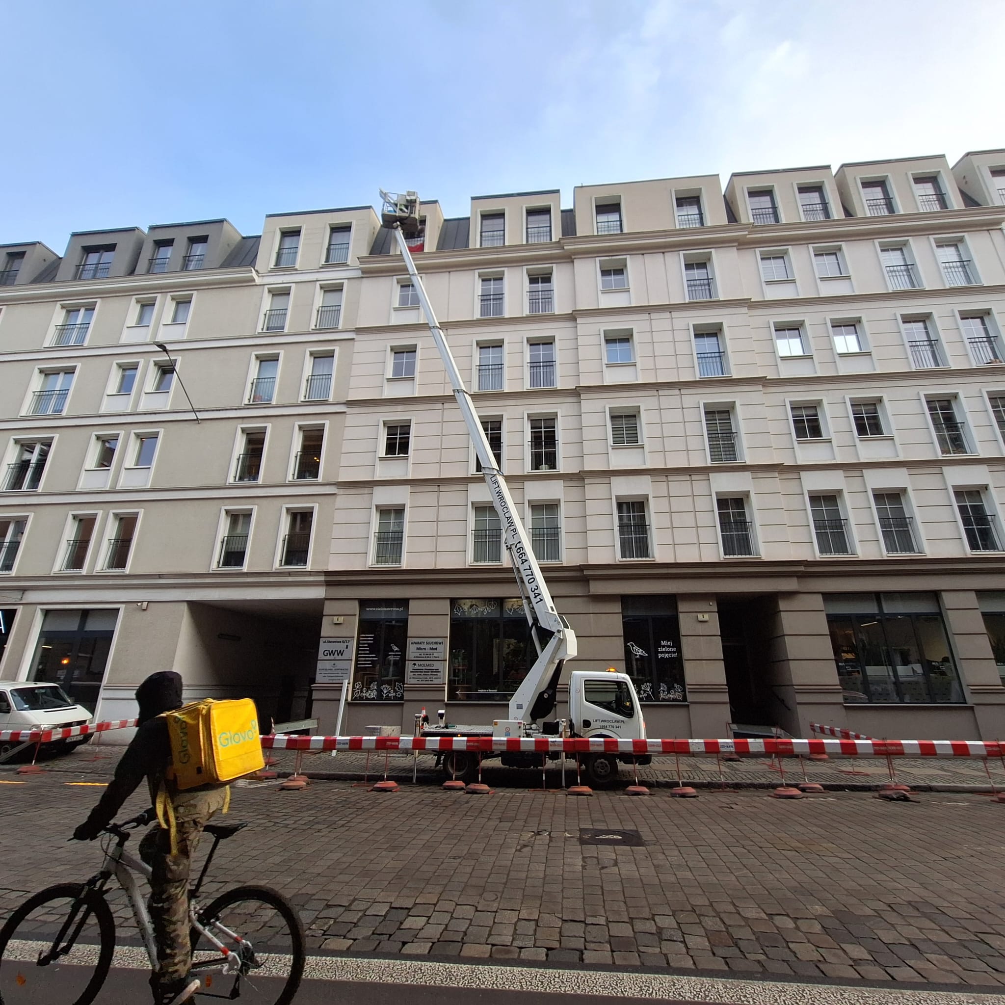 You are currently viewing Opierzanie dachu z podnośnika koszowego