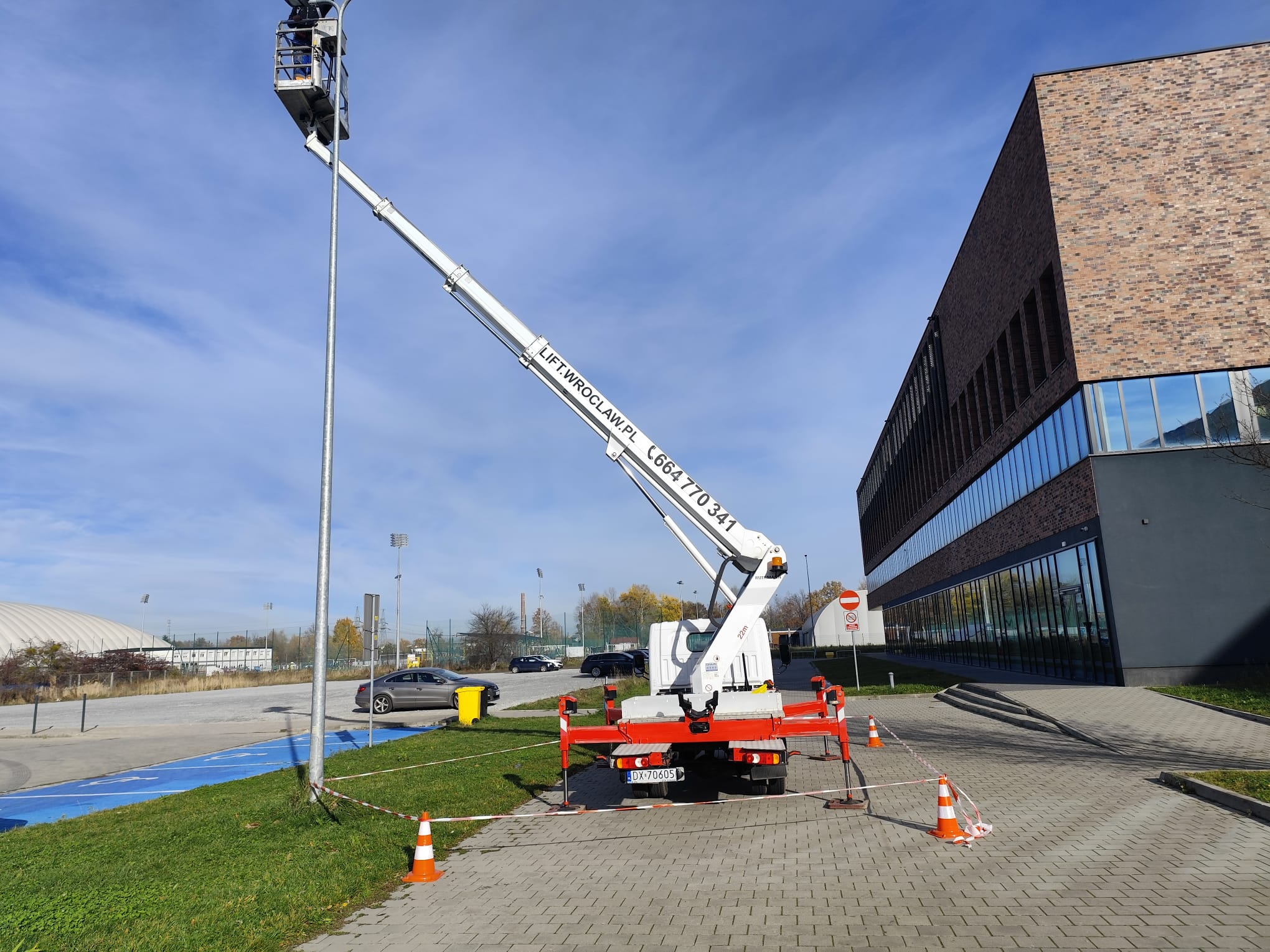 Read more about the article Podnośniki koszowe w mieście