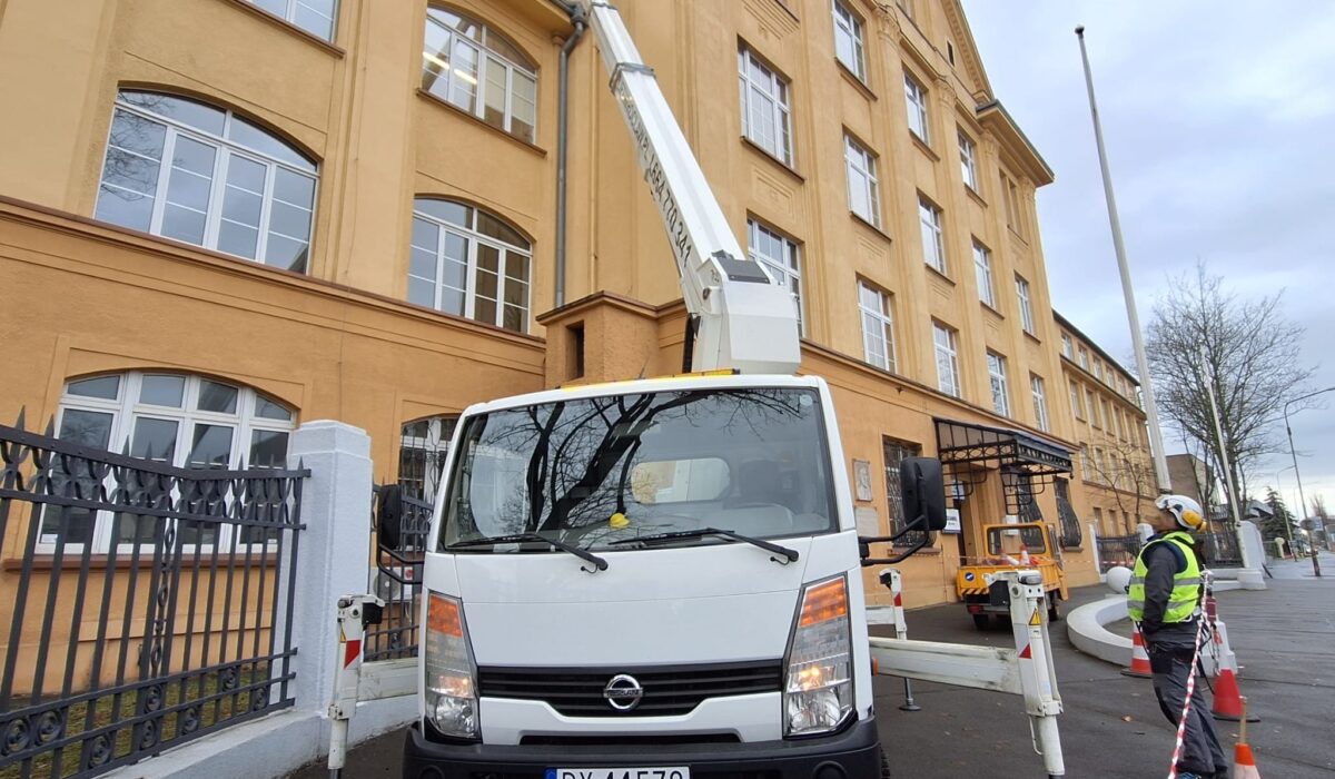 Wynajem podnośników koszowych z operatorem