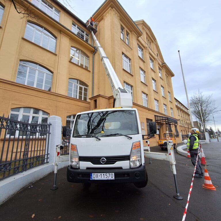 Read more about the article Wynajem podnośników koszowych z operatorem