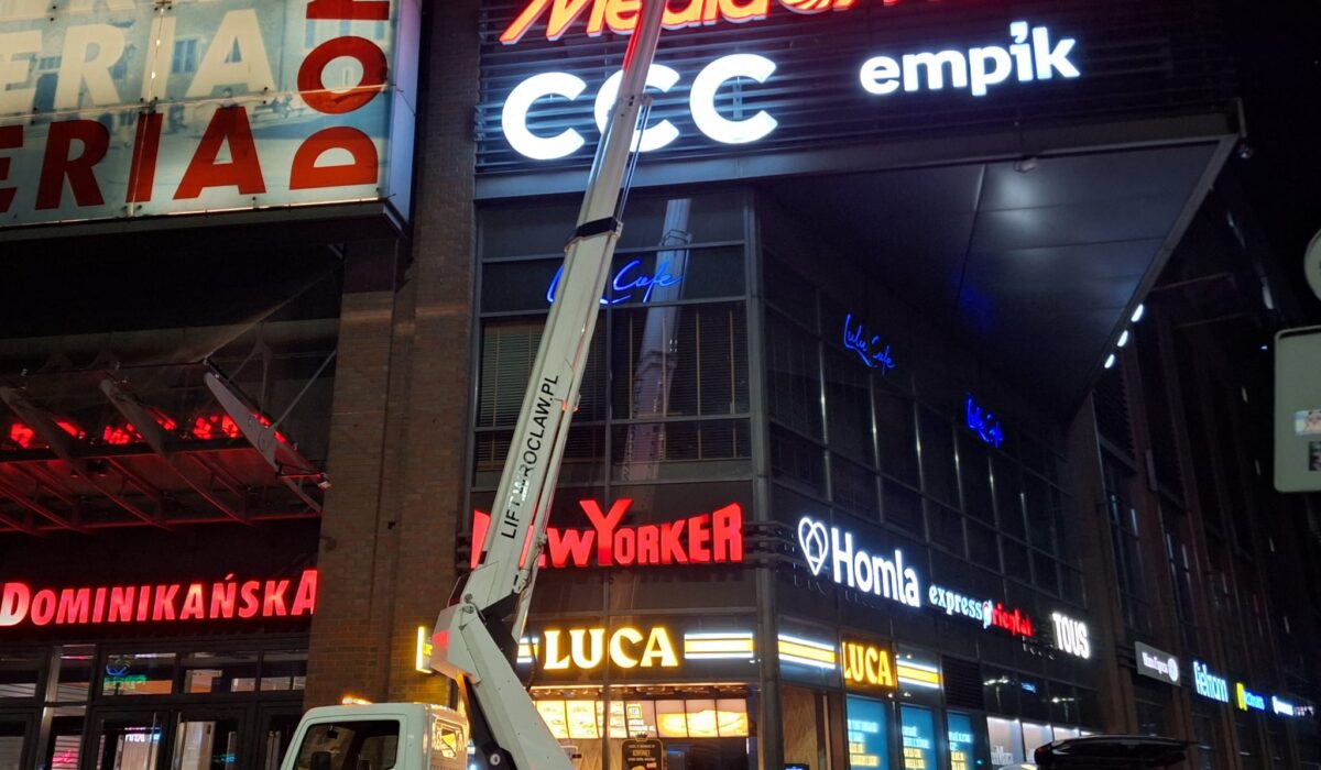 Montaż reklam przy użyciu podnośnika koszowego