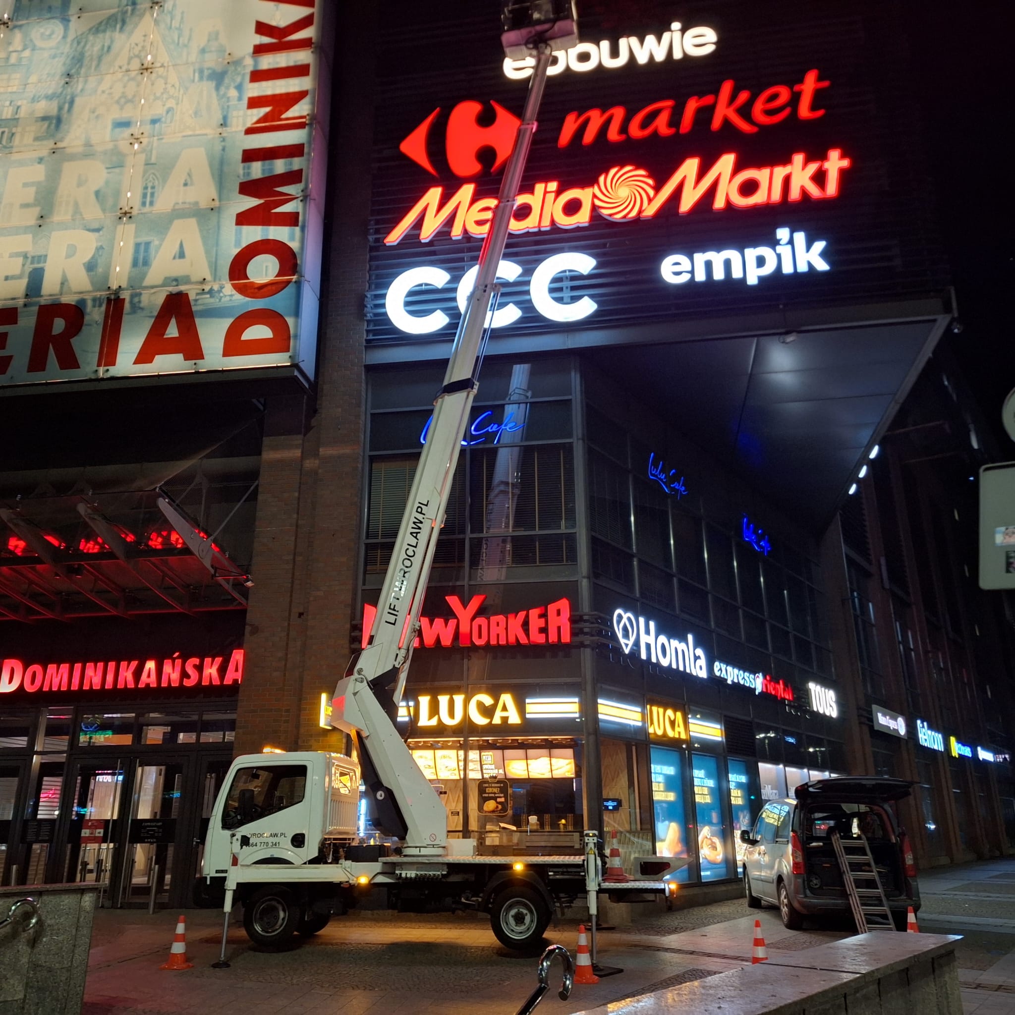 You are currently viewing Montaż reklam przy użyciu podnośnika koszowego