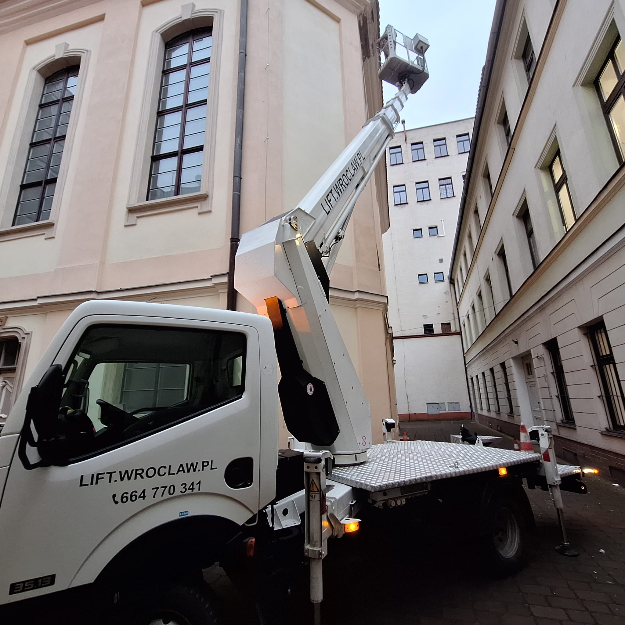 You are currently viewing Podnośnik koszowy 27 m do 3,5 t