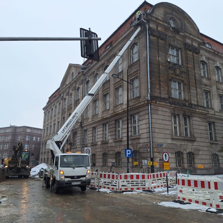 Read more about the article Wynajem podnośnika koszowego z operatorem