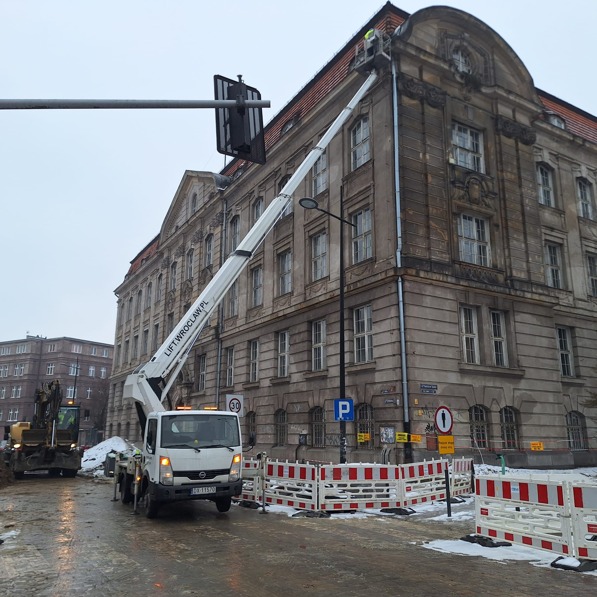 You are currently viewing Wynajem podnośnika koszowego z operatorem