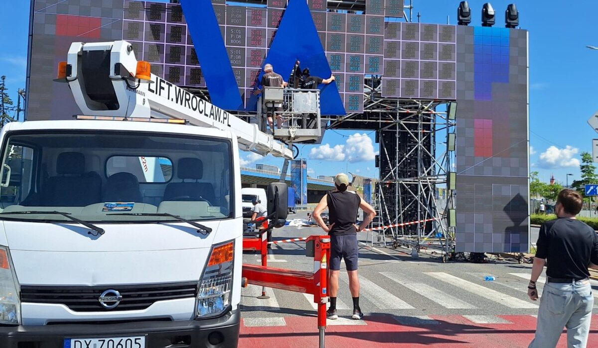 Prace z podnośnika koszowego podczas organizacji Półmaratonu
