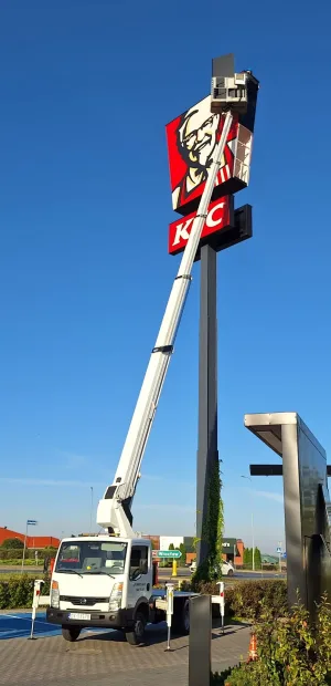 Montaż logotypu z podnośnika Montaż logotypu z podnośnika koszowego