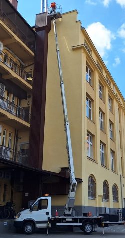 pełny wysięg, podnośnik koszowy pracuje przy elewacji, Wrocław